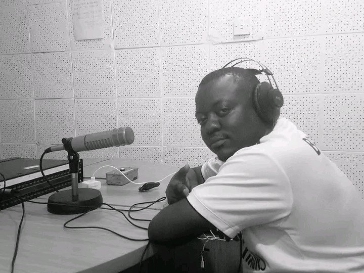 This pic was taken on 14 January 2019 when we hosted one of the illest rappers from Malawi.
Bossaro Ice 👑

After a great interview he asked for beat to Freestyle and damn, the punchlines 🙌🏽

Tonight on #MadeOnMonday we pay tribute the man, the legend, the lyrical master 💯