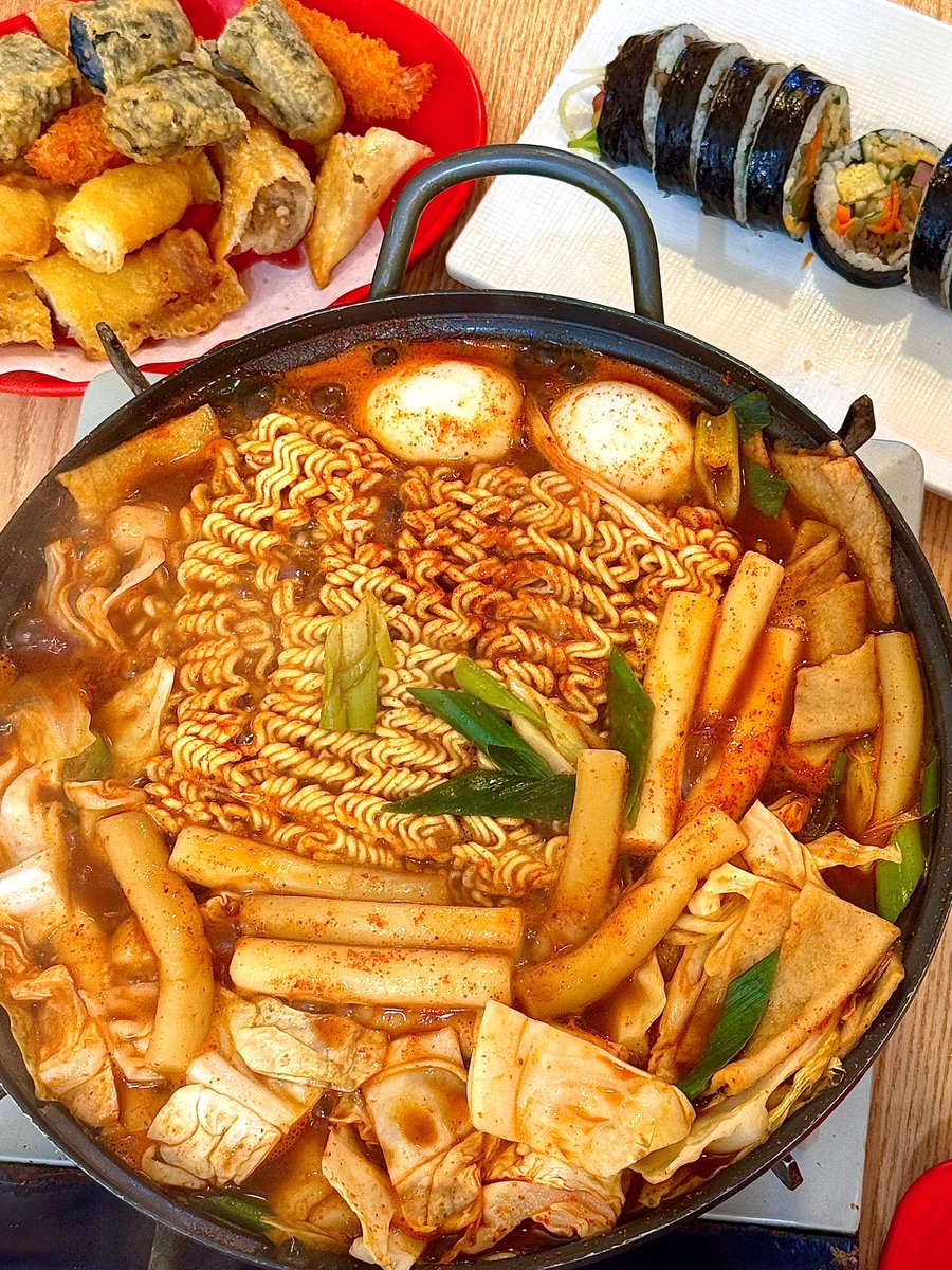 즉석떡볶이 라면사리 왜이렇게 좋지 치즈김밥은 국물에 찍어머금