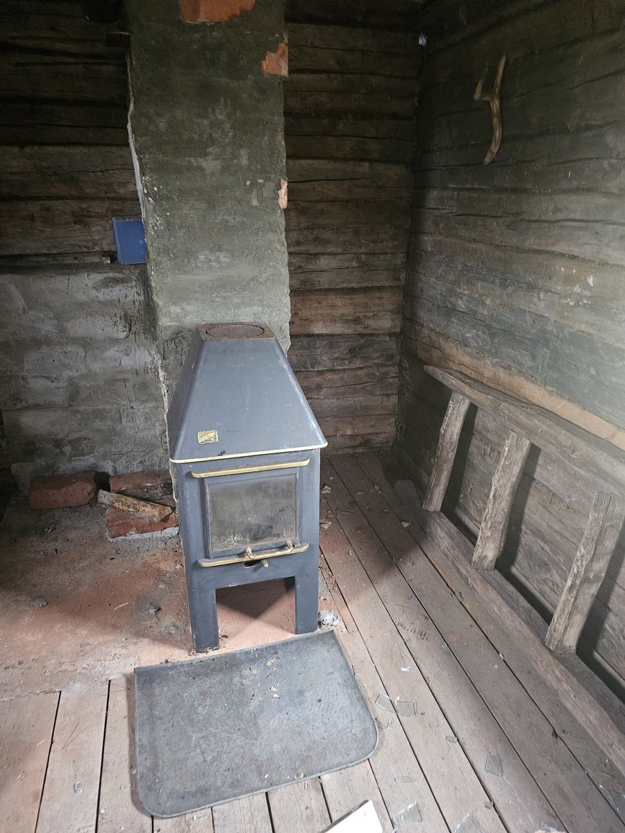 Kun <a href="/Metsahallitus/">Metsähallitus</a> sulkee taukopaikkoja silti jotkut metsänomistajat kunnostavat omia kämppiä sekä vielä tarjoavat mahdollisuuden luonnossa liikkujille, marjastajille, metsästäjille tarvittaessa päästä katon alle suojaan.
Ovet auki kuivia puita silti "vieraat" käyttäytyy näin.