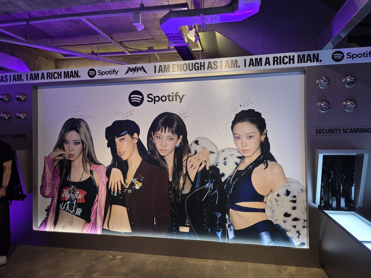 tcweuj's tweet photo. @SpotifyKR @aespa_official #스포티파이 #마이볼트 #spotify #aespa #MYVAULTSeoul #RichMan
직원분들이 너무 친절해요 멤버들 사인도 너무 귀여워요 사진에 있는 포토카드, 반다나, 키링도 주고 인생네켓도 찍을 수 있어요 스포티파이로 에스파 리치맨 많이 스밍할게요 https://t.co/d2EB4TNBrU