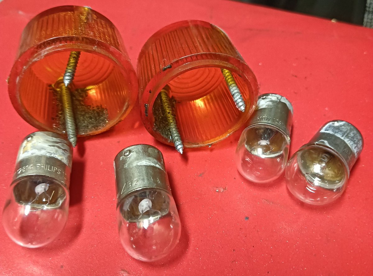 忘れないうちに点検
試しに右の電球を付けたら点灯💡
やはり電球切れ
左右で違うし切れたのは金乃特R10 12Vとあり中華？一つだけ違う😣
安定のスタンレーをAmazonポチ
リヤも見たらウィンカー内部に北海道の泥水が…電球サビ
構造にパッキンなしだから当たり前w
これは防水対策しないとダメだな🤣