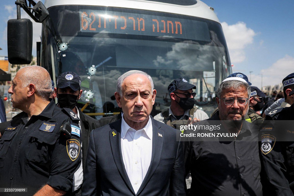 Netanyahu ve Güvenlik Bakanı Ben Gvir'in Kudüs’te yapılan operasyon yerindeki anları

{De ki: Kininizle geberin!}