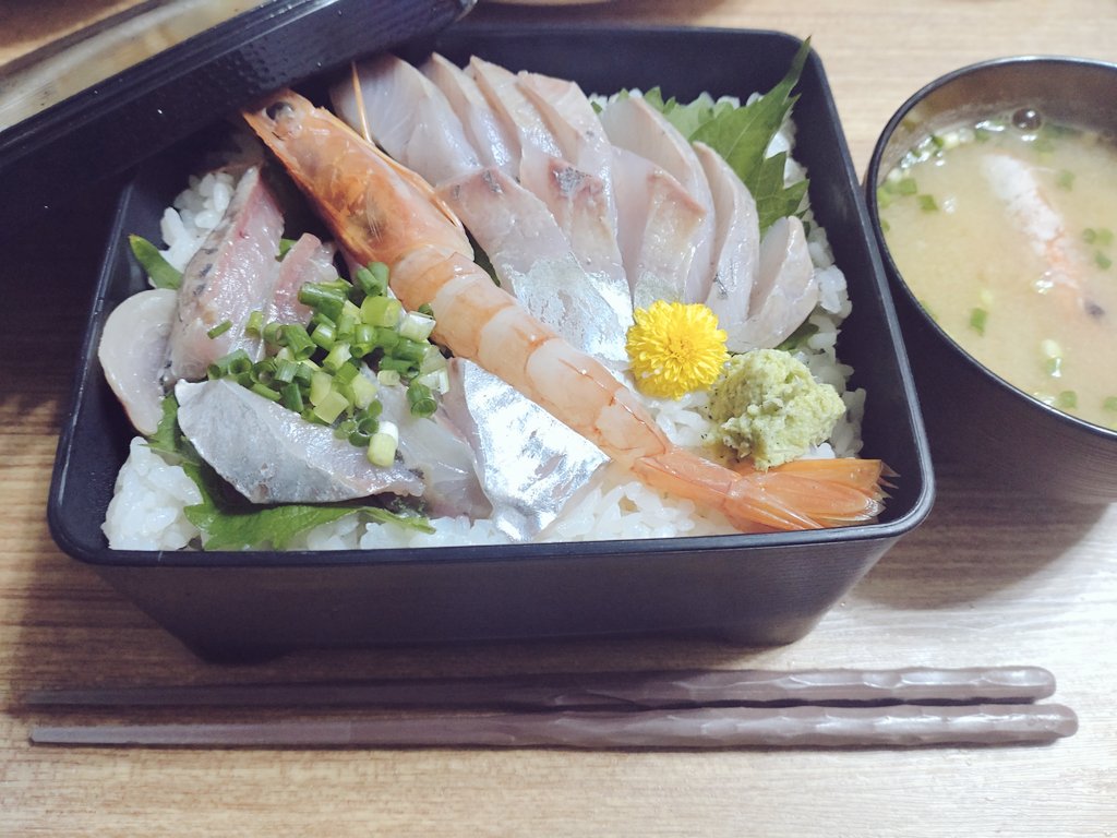 今晩は
刺し身を乗っけてみた
なんちゃって海鮮丼