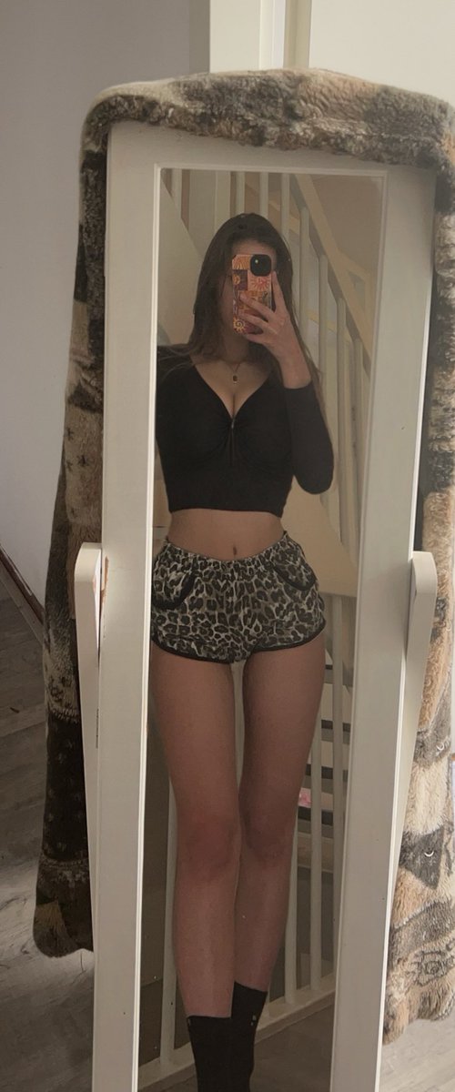 Prinsesjune's tweet image. Mijn benen. Jouw zwakte. We weten allebei hoe dit eindigt.