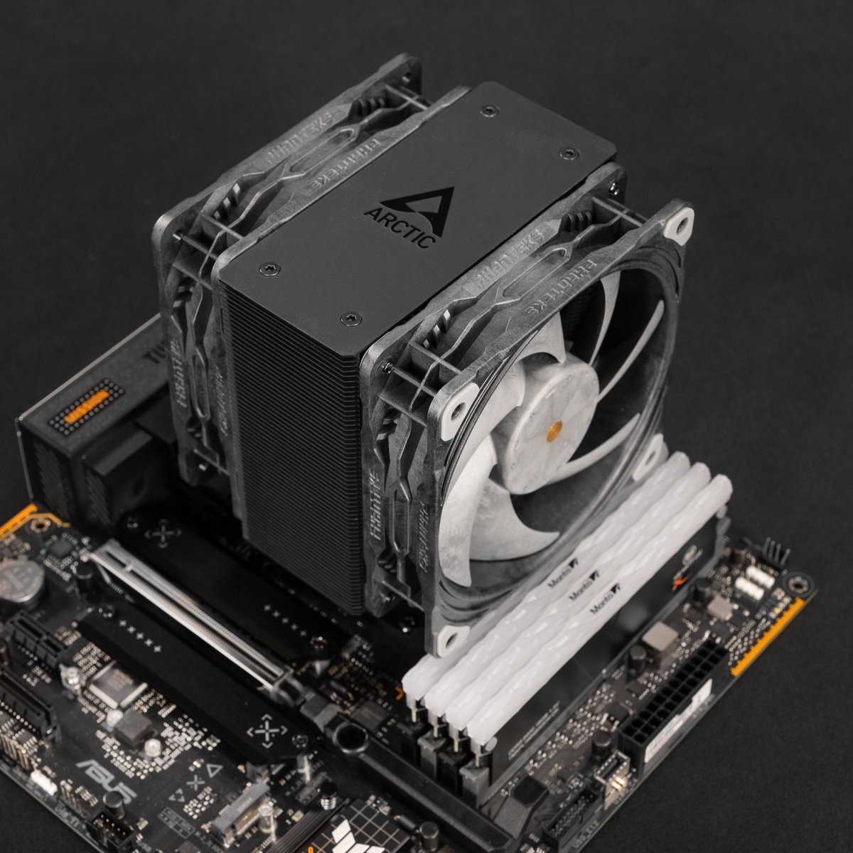 mr_matt_lee's tweet image. Arctic Freezer 36 paired with thicc Phanteks T30 fans? Heck yeah, because who doesn’t like mixing up their pizza toppings anyway? 👁️👄👁️ New video live tomorrow, it’s small, it’s bold and I’m stoked for it! 🌪️

@ARCTIChannel | @Phanteks | @vcolorofficial | @ASUSUK | #PCbuild