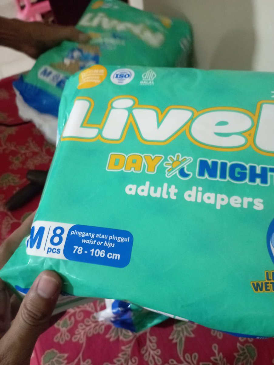ovalalalaa's tweet photo. Wtb popok perekat dewasa ukuran M merek lively. Ada 2 ball isi 8pcs ukuran M. Baru beli salah ukurag pas checkout ga teliti😭 https://t.co/6blc1ojTDz