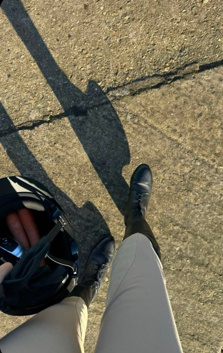 يا لابسة ثوب الفخر يا رمز الأصايل
يا خيل ما مثلك على الدنيا دليل 

الأمير #بدر_بن_عبدالمحسن