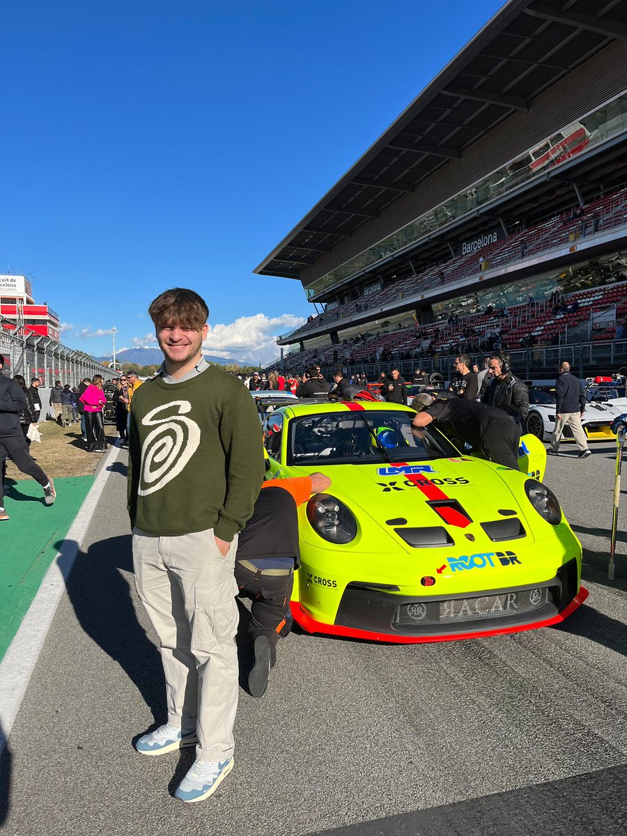 Allá por 2019 empecé a crear contenido de simracing sin imaginar lo que vendría después.
La comunidad crecía, empezaba a ir a eventos… y vi que podía haber un futuro más allá de la pantalla.

🧵 Dentro hilo: