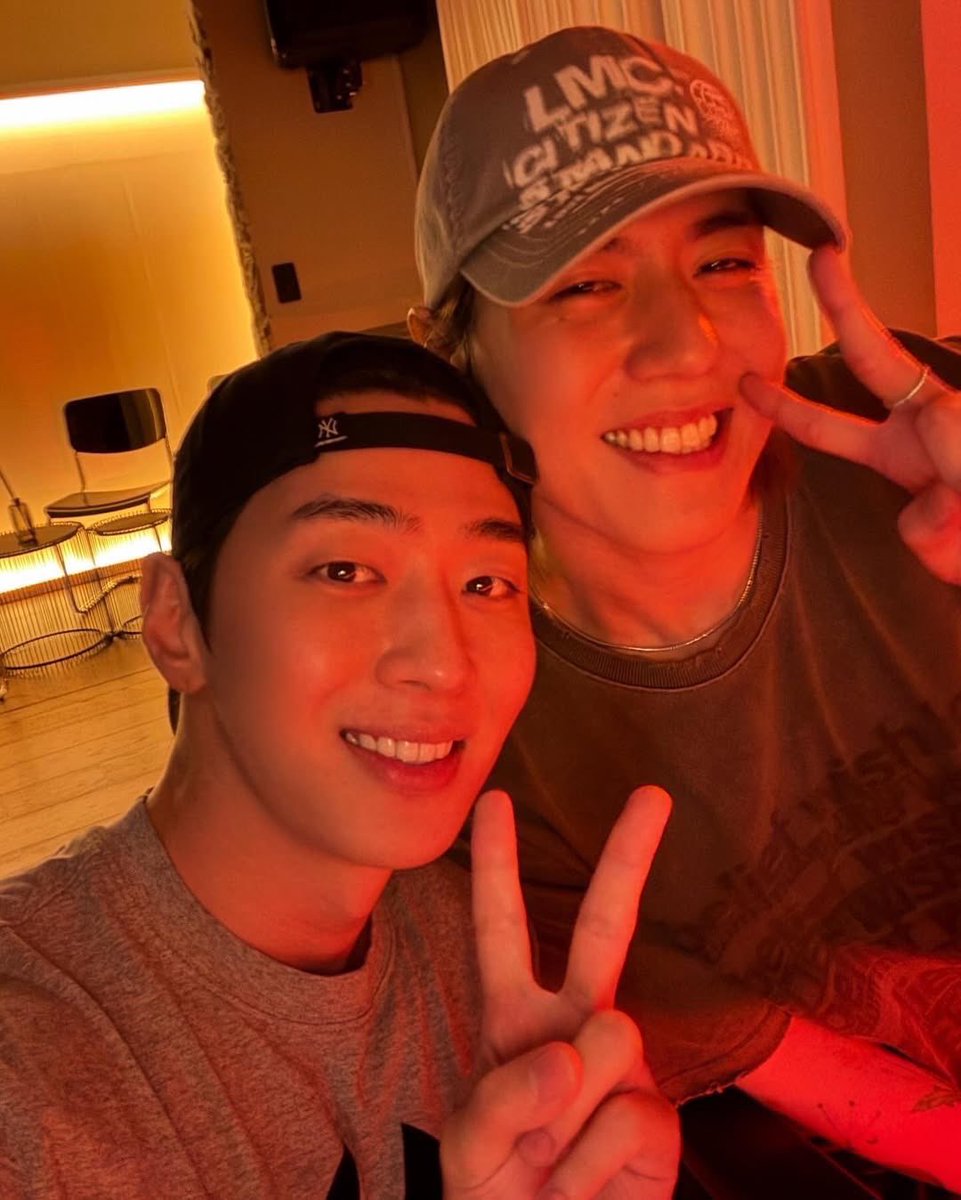 TukWass's tweet photo. น้องคยอมและพี่(พ่อ)เกรย์ของเขา น่ารักมากกกก คิดถึงช่วงเวลาที่พวกเขาเคยอยู่ด้วยกันทำเพลงด้วยกันที่ค่ายจัง 🥰

#YUGYEOM #유겸  @yugyeom 
#CallmeGray https://t.co/eZATa8N5xP
