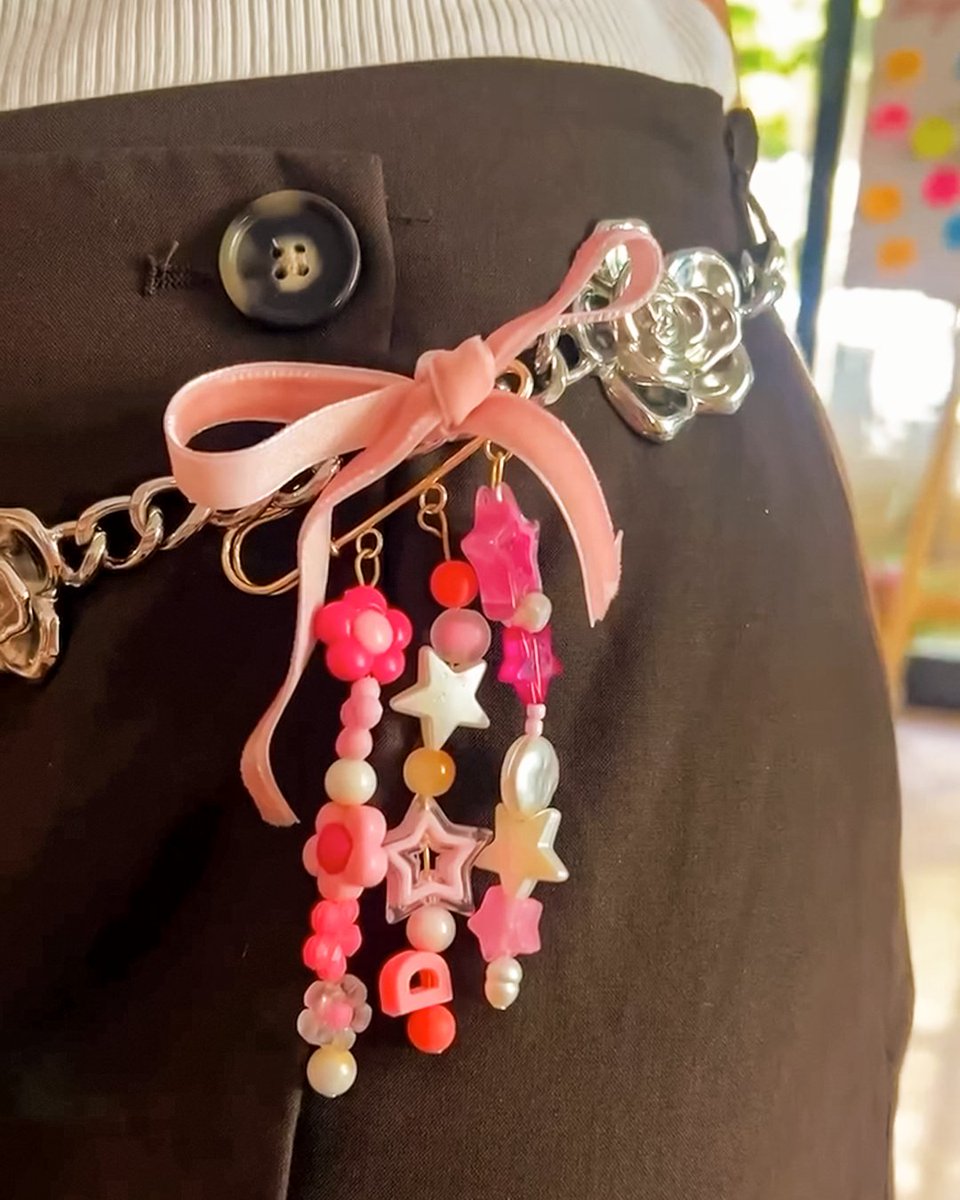 Festivalden bir parça seninle gelsin! ✨

Festibağ’da @sungirlclub ile Charm Atölyesi’nde rengarenk anahtarlıklar tasarla, festival ruhunu yanında taşı! ♥️

🎟 Atölye biletleri @biletix ve <a href="/passo/">passo</a>’da.

#Festibağ #BağımızVar #BağımızdaFestivalVar