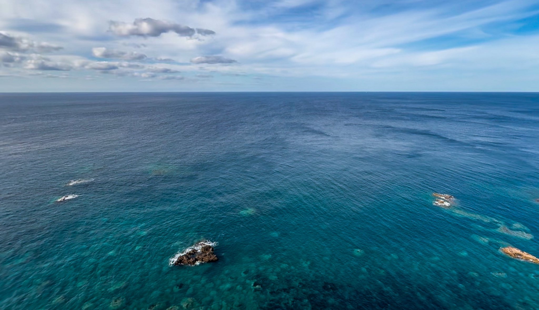 海の風景 海、そして海のある街。太陽が輝くある日にて、散歩の風景