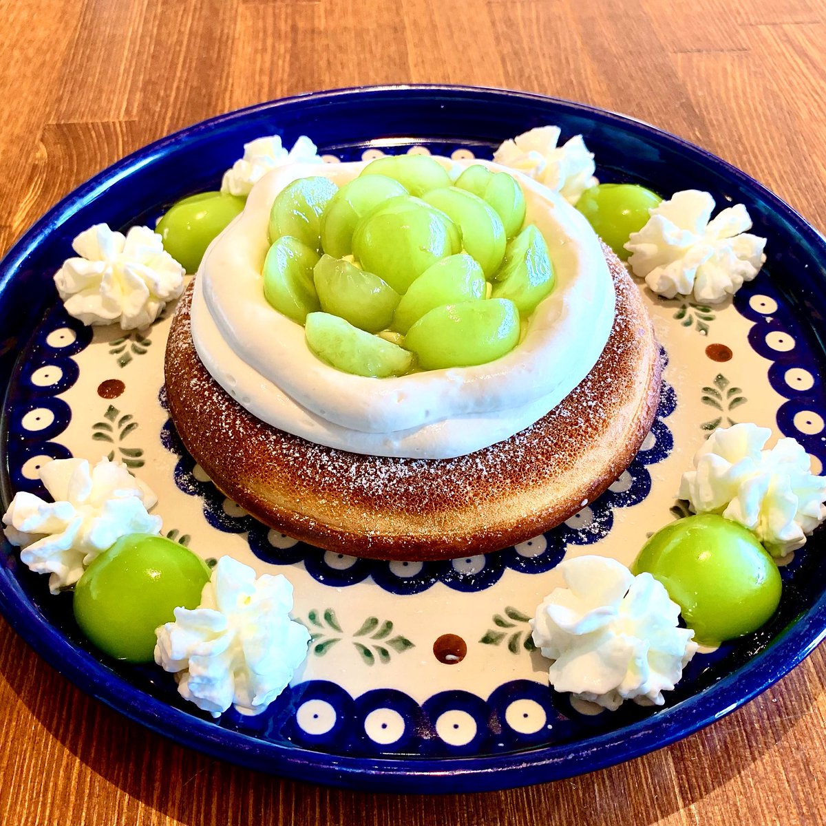 季節限定　秋🍂
シャインマスカットパンケーキ

たくさんのシャインマスカットに
カスタードクリームとチーズクリームを
合わせています。

是非ご賞味くださいねー
ご来店をお待ちしております🙇‍♂️