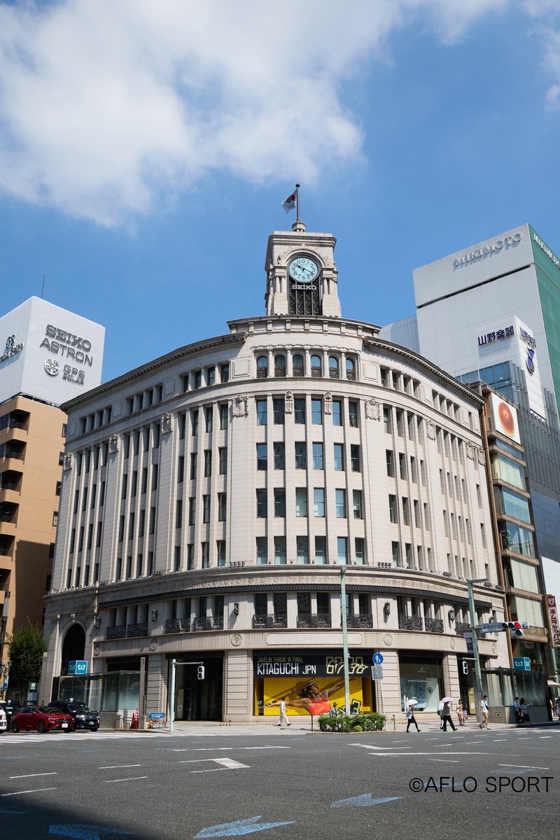 【 #東京2025世界陸上 🗼】
銀座4丁目に位置するSEIKO HOUSEの正面ショーウィンドウでは、大会開催を記念した特別アートが出現✨
話題のアートカンパニー"OVER ALLs"が手掛けた、女子やり投げ 北口榛花選手の躍動感あふれるアートです！
銀座にお立ち寄りの際は、ぜひ足を止めてご覧ください👀