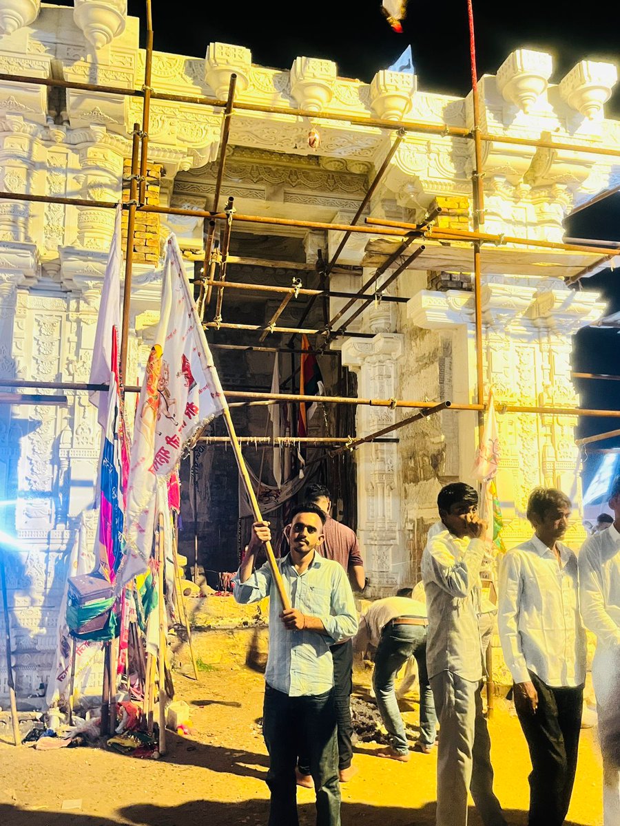 जय श्री वीर तेजाजी 🚩🚩🚩

तेजा दशमी के अवसर पर श्री वीर तेजाजी महाराज जन्मस्थली खरनाल मे सत्यवादी श्री वीर तेजाजी महाराज के दर्शन करके लाभ प्राप्त किया। 
श्री वीर तेजाजी महाराज के भक्त हमेशा किसान कौम व गौमाता की रक्षा के लिए तत्पर रहते है। 
#जय_श्री_वीर_तेजाजी
#जय_तेजल_तपधारी