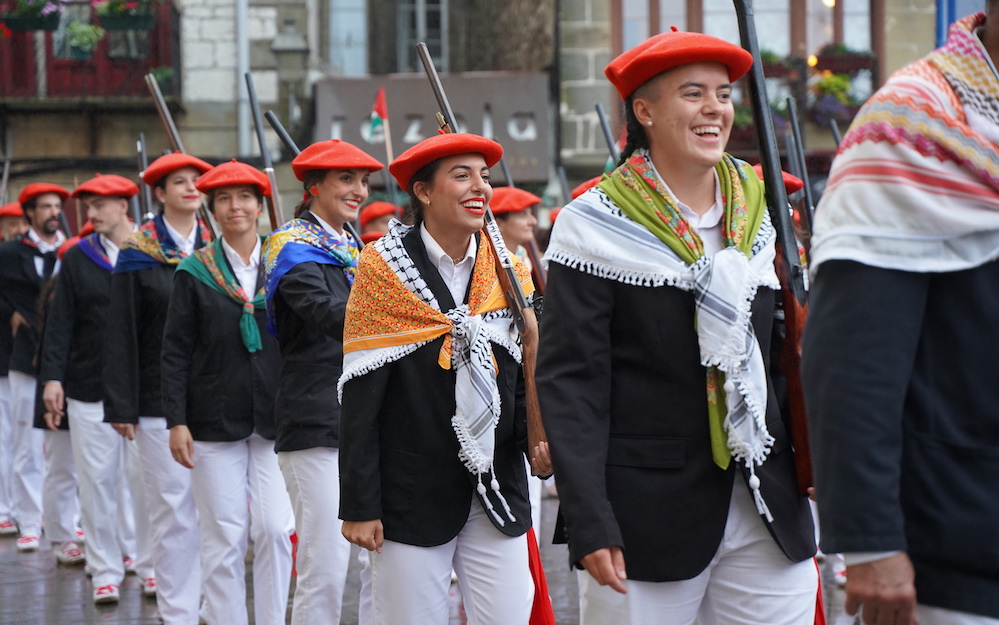 Jaizkibel konpainiak, beste urte batez, harrotasunez eta kolorez bete ditu Hondarribiko kaleak. Ikus desfilea iruditan.
#Hondarribia
bidasoa.hitza.eus/2025/09/08/jai…