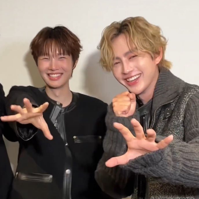 หน้าเหมือนกันมากไอเจี้ยยย เหมือนกุเห็นเขมจิราเวอตอนเด็กกับตอนโต สิ่งศักดิ์สิทธิ์ ๆๆๆๆ 😭🌋😭🌋
