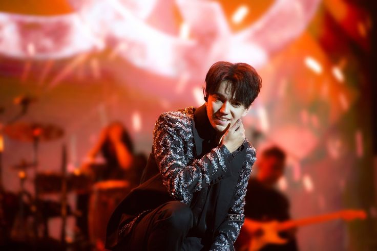 <a href="/Helendear007/">Елена</a> GETTING TO KNOW DIMASH 
Avec beaucoup de charisme, de talent et une voix inégalée, Dimash conquiert les cœurs sur chaque scène où il se produit.
#AutumnWithDimash