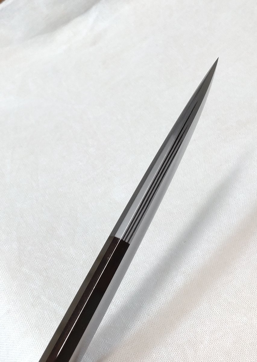 兼光さんの第18回お守り刀展覧会に出品された御短刀を研磨させて頂きました。
坂城町長賞を受賞されたということで研磨させていただいた身として大変嬉しく思います。
鎧通しに兼光さんお得意の洗練された小板目肌が良く詰み、淡く映りたつ作品でした。
素敵な作品に携わることができ感謝の限りです。