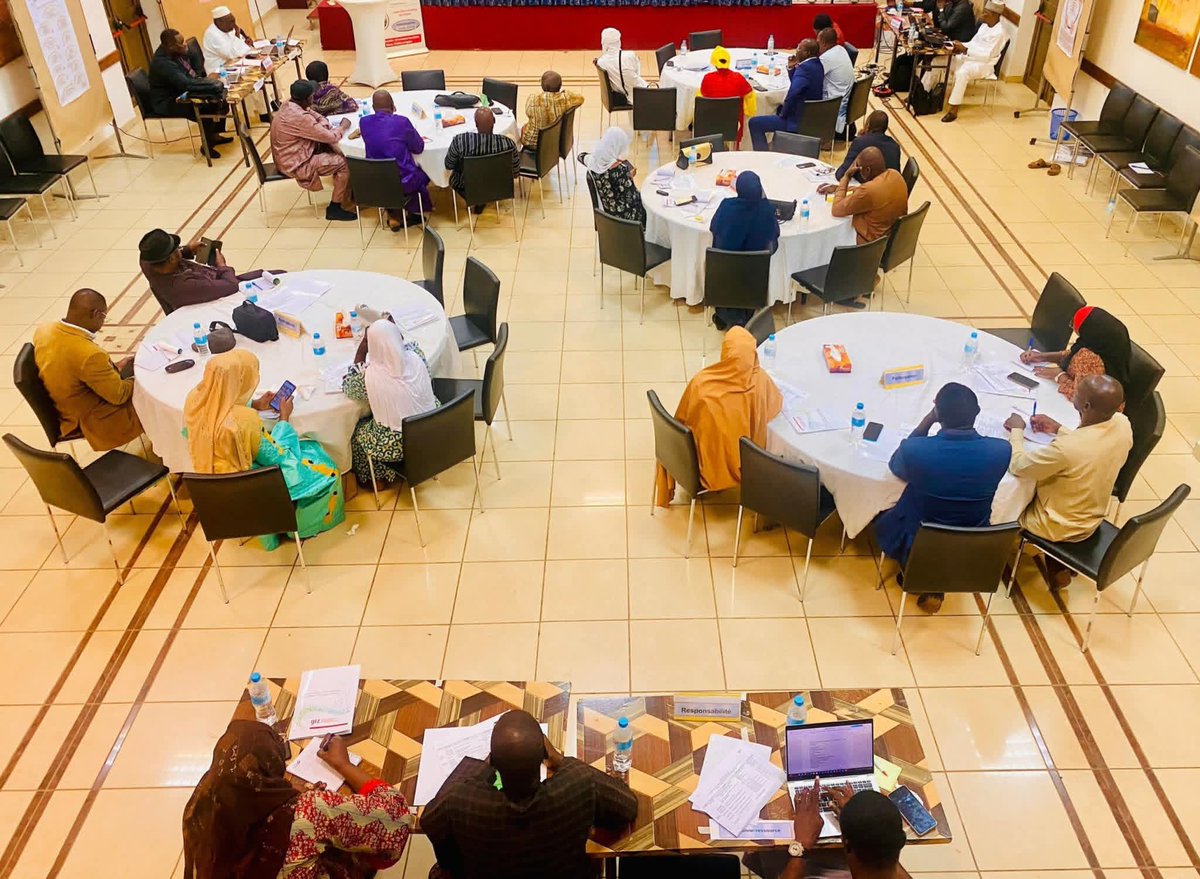 villedeniamey's tweet image. L'Administrateur Délégué de la @villedeniamey , Président de l'#AMN a présidé ce jour un important atelier de formation à l'endroit des journalistes venus des huit régions du Niger en présence du Directeur du #PDGL #ProDec/GIZ),  du Président du RJD.