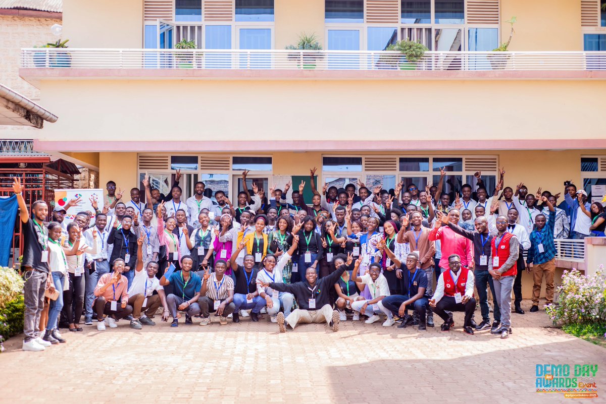gdgocucbukavu's tweet photo. 𝐃𝐞𝐦𝐨 𝐃𝐚𝐲 &amp; 𝐀𝐰𝐚𝐫𝐝𝐬 𝐄𝐯𝐞𝐧𝐭

Faisons un retour en images de notre grand événement de l'année!

#gdgocucb #DemoDay #Awards #Project #Innovation #Community #CommunityEngagement #CommunityImpact #GDG

1/8 https://t.co/VuTaxbtM5o