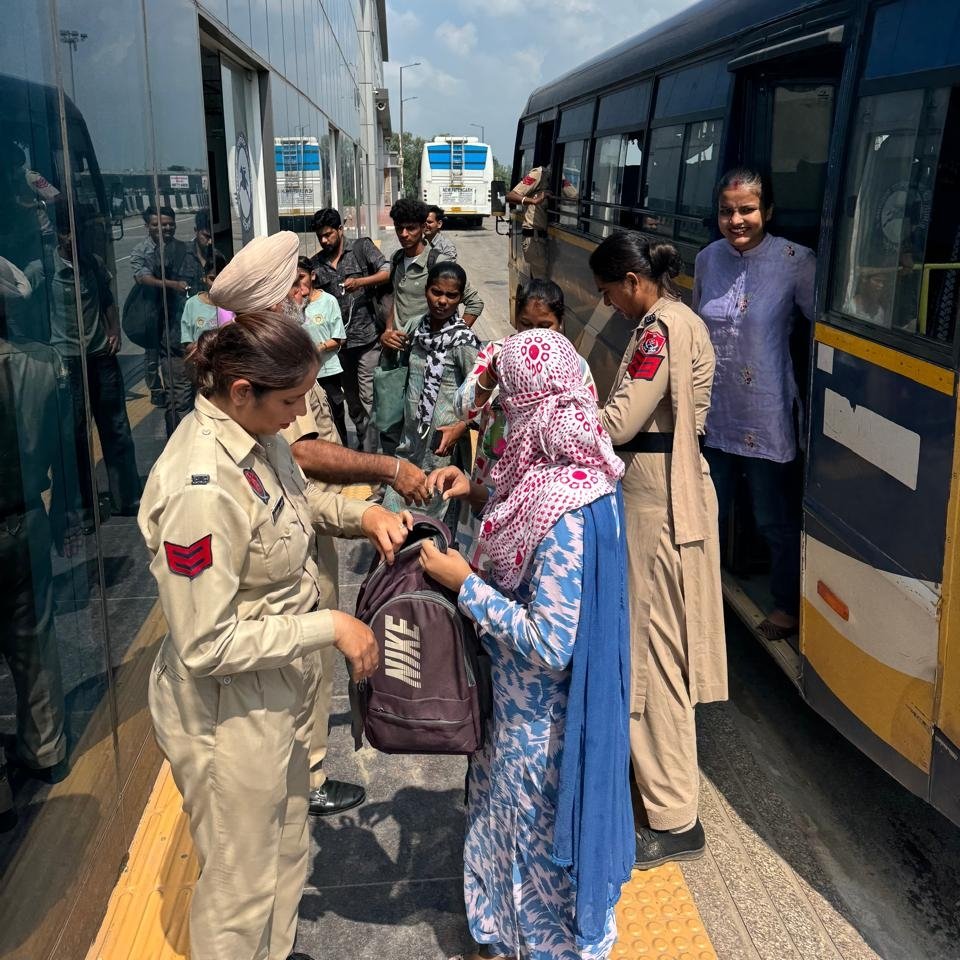 PatialaPolice's tweet image. To ensure peace and maintain law &amp;amp; order, Patiala Police conducted a CASO (Cordon and Search Operation) at bus stands. 
#PatialaPolice #CASO #LawAndOrder #PunjabPolice