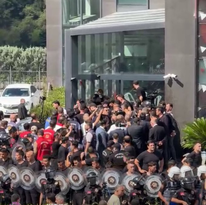 Gücünü delegeden, sandıktan almayan, Saray'ın emir eri kayyum olmanın utancı bir ömre yeter! 
Yazıklar olsun!
 
#CHPTeslimAlınamaz