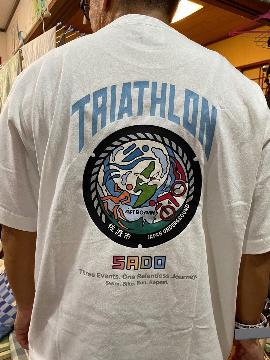 anmitsux's tweet photo. 再投稿。

嫁に佐渡のトライアスロンマンホール蓋Tシャツ着せて写真撮ってみた。

んー。いいねえいいねえ。 https://t.co/KXKf7aRIzG