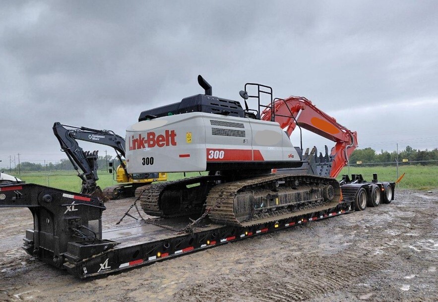 LSTgroupllc's tweet image. Early Saturday, the challenge was on: hot rental branch pickup, rolling 200 miles direct to a jobsite—no delays, just performance. LST Group, LLC delivers when speed and precision matter most. 
#DirectToJobsite #LSTGroupLLC #LogisticsPerformance