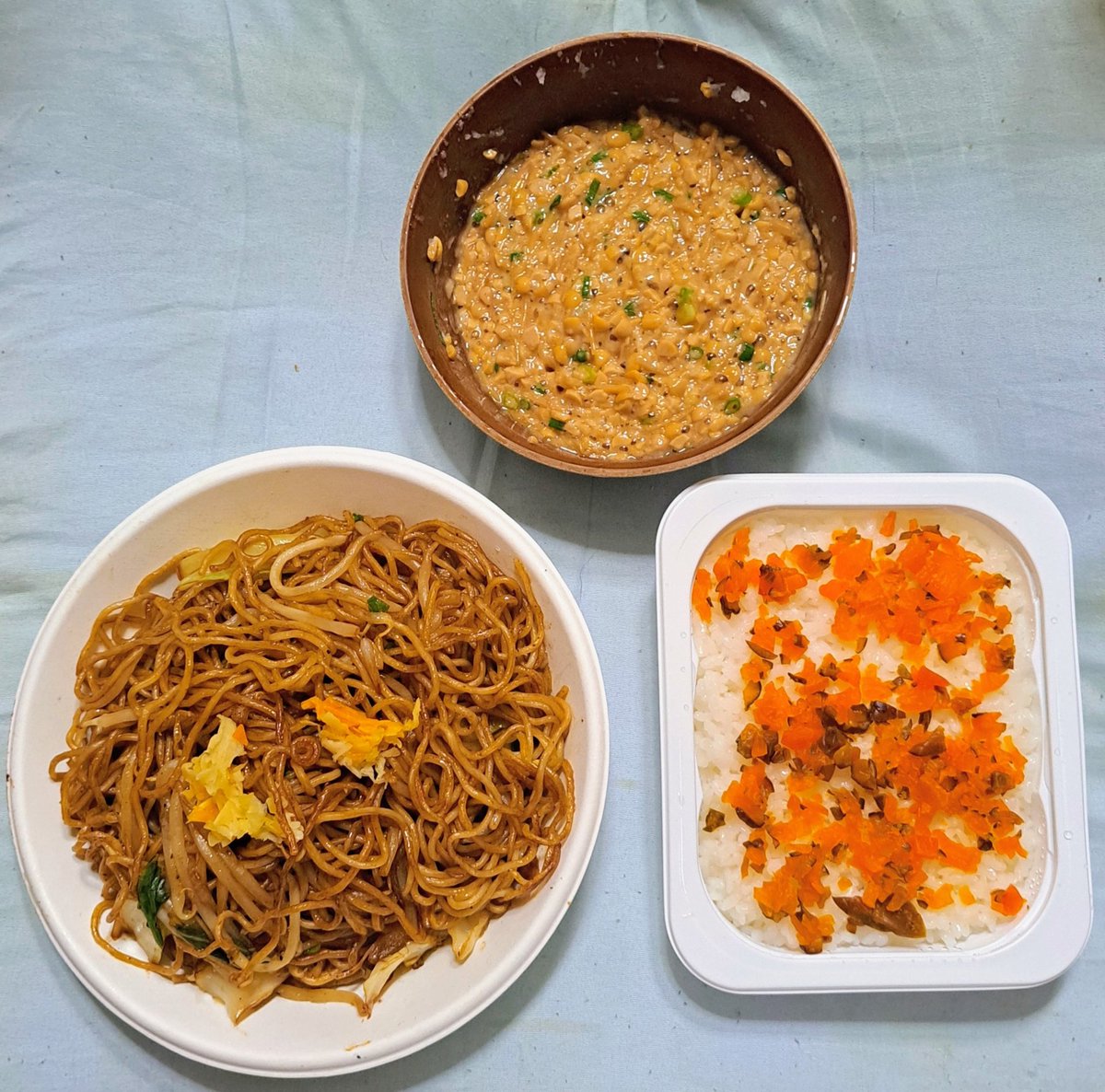 晩ごはん😋
肉なし焼きそばをおかずに
納豆ご飯です。