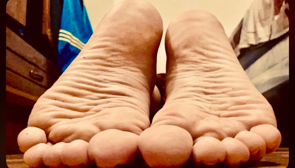 CapaDayana's tweet photo. ¡Buenos días, lovers de los pies! 🦶✨ Que hoy sus  pasos sean tan suaves como un masaje y tan sexys como unas arrugas. 😎 #BuenosDías #MorningVibes #feetfetısh #pies #GoodMorning #Soles #FeetLovers
#Toes https://t.co/YJfLQyqPG3