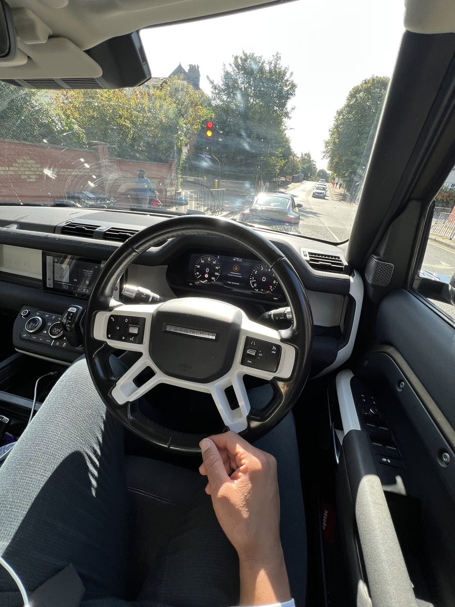 Brodell12X's tweet image. Got to drive on the “wrong side” of the road today, which had me feeling like lil bingus here. 
#Divinus #LetsHaveIt #London #Bosh