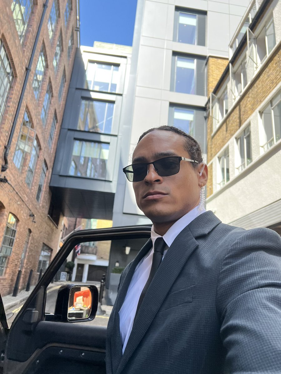 Brodell12X's tweet image. Got to drive on the “wrong side” of the road today, which had me feeling like lil bingus here. 
#Divinus #LetsHaveIt #London #Bosh