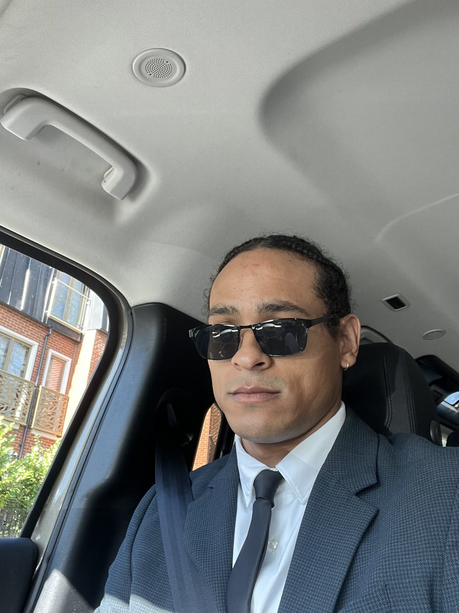 Brodell12X's tweet image. Got to drive on the “wrong side” of the road today, which had me feeling like lil bingus here. 
#Divinus #LetsHaveIt #London #Bosh