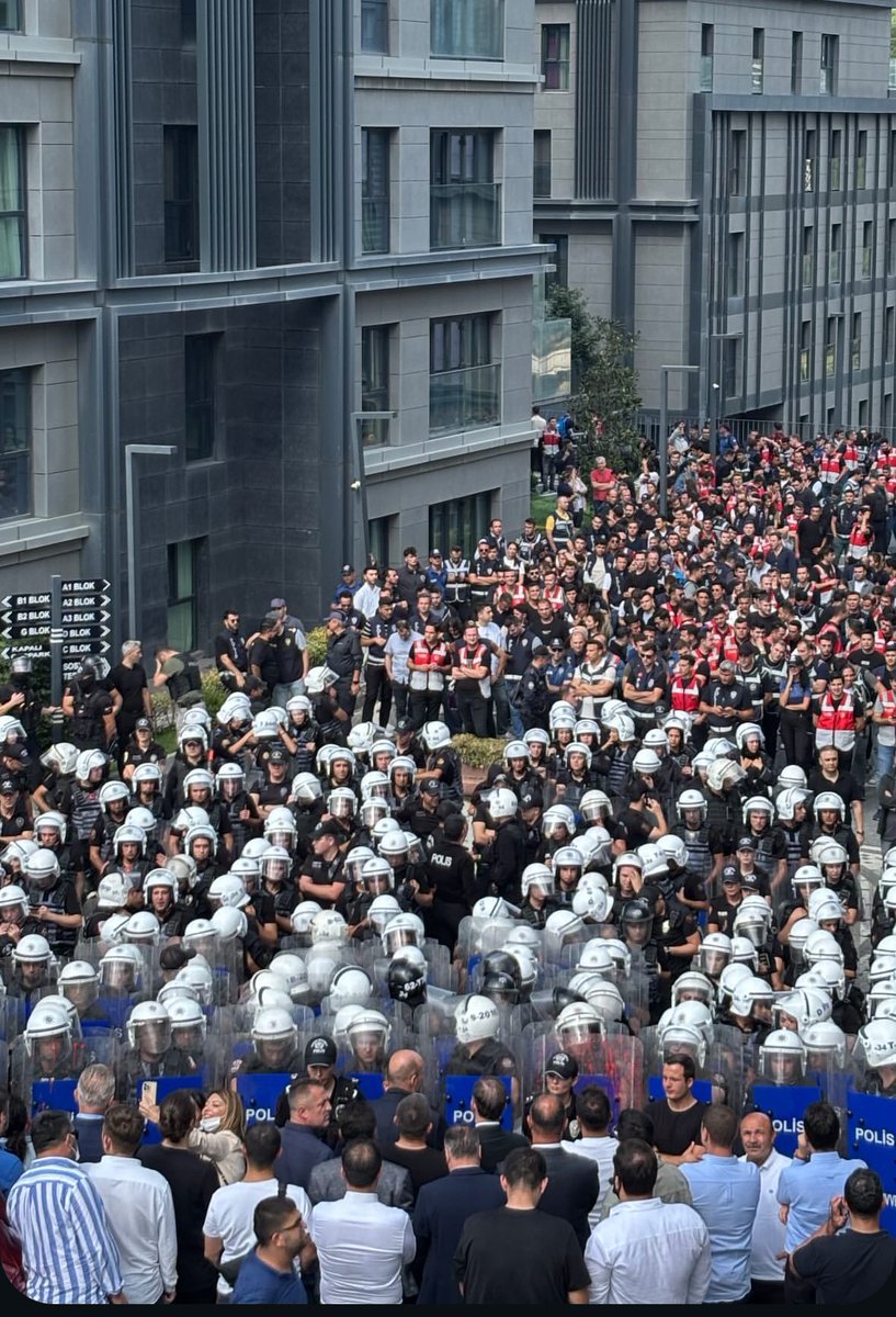 Ahlaksızlar iktidarı döneminden tarihe geçecek bir fotoğraf daha.