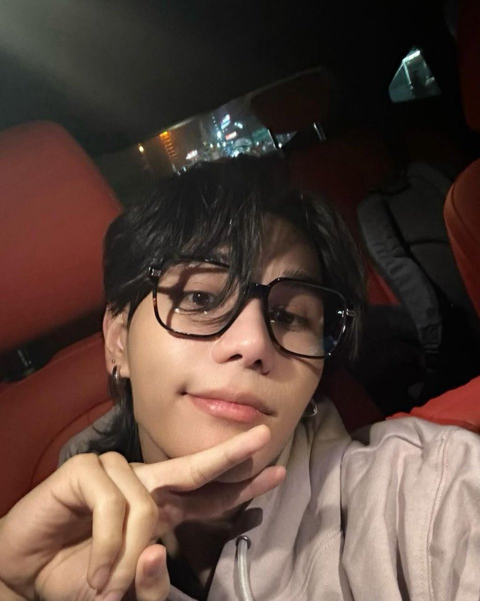 saturbtsxGiftty's tweet photo. A quick thread of Jeff Satur awards 2025 🧵 💜🫴 https://t.co/lPWEtMxfZX