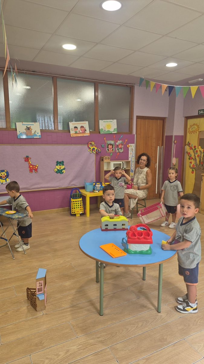 EscolapiosADH's tweet photo. Hoy iniciamos un nuevo curso con ilusión y con muchas ganas. Hemos vivido momentos de nervios, de reencuentros,... 

Comenzamos con el deseo de vivir arraigados en aquello nos da vida: el encuentro auténtico y sincero. 

Bienvenidos y bienvenidas al curso 2025/2026. https://t.co/m3rJFFtzjK