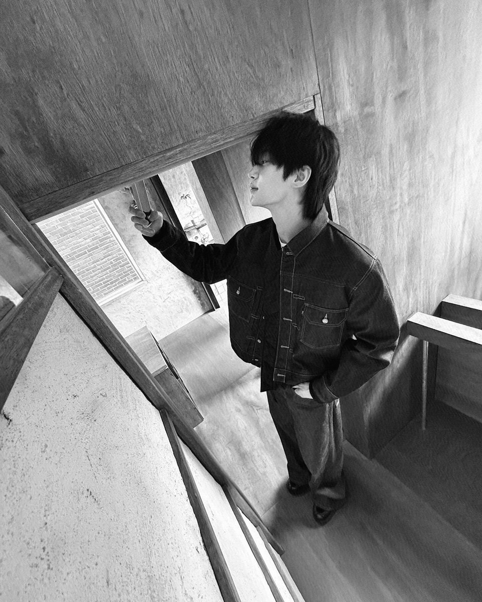 byeoqn's tweet photo. Behind the scenes of taking a half-face selfie. Might as well snap one while fixing the roof... Someday. https://t.co/M5gUP4CGHe