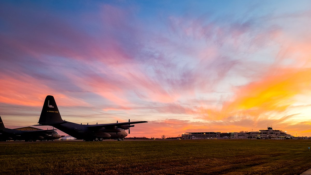 We like our Mondays with a view 🌅 
#FlyCRW