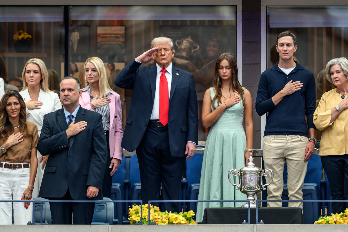 WhiteHouse's tweet image. GOD BLESS AMERICA. 🇺🇸