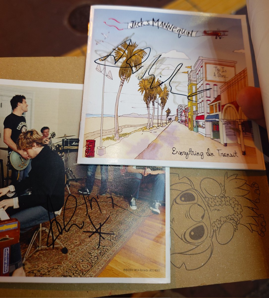 急にアンドリュー出てきてファンサ始まったから、手がブルっちゃってペン渡すのにあたふたしてた。

ペンが出ないよ〜って言われてSorry😰って2回ほどやり取りしてたけど「謝らなくていいよ」って答えてくれた…
(テンパって和訳ちゃんとできてない)