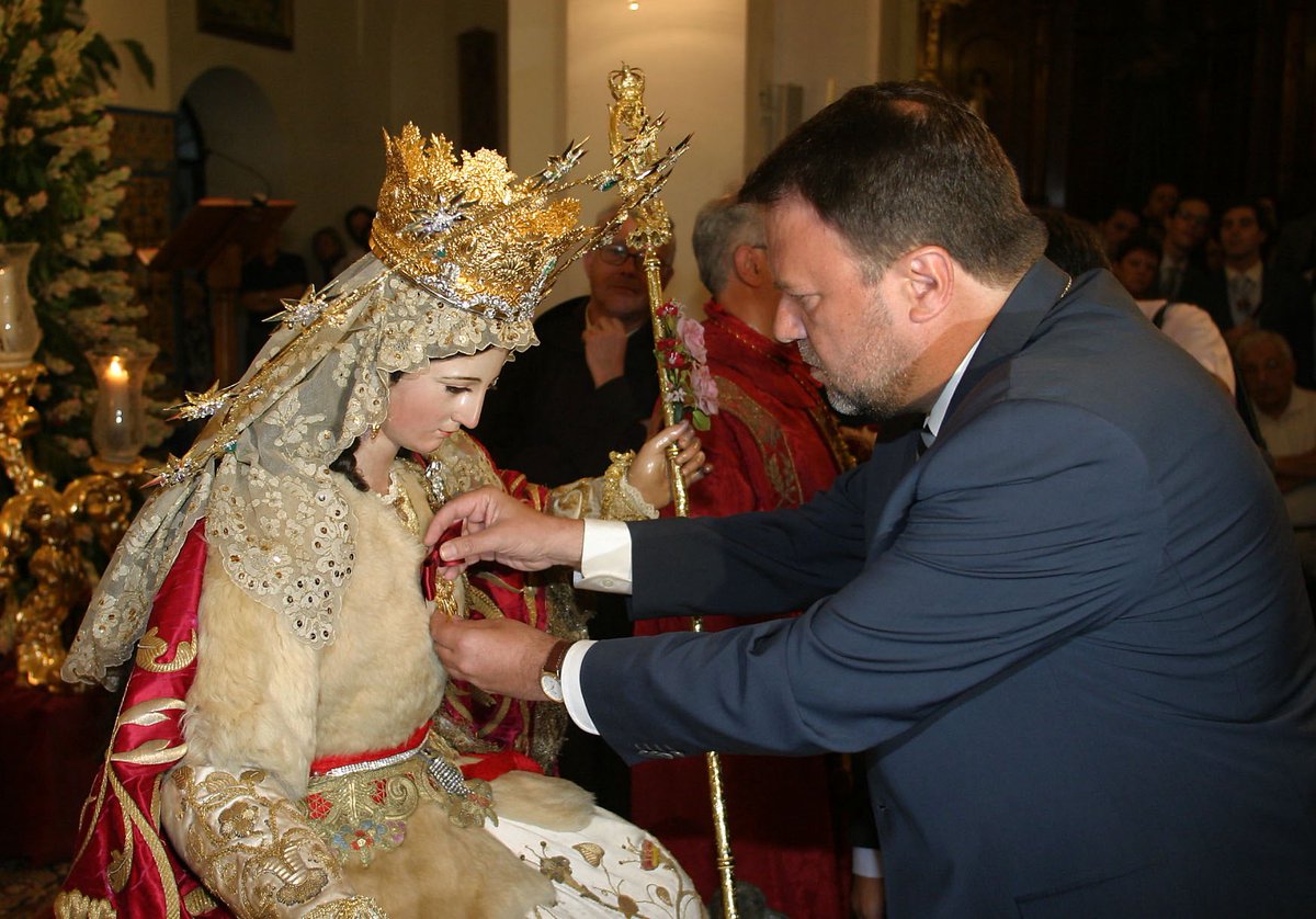 𝐄𝐅𝐄𝐌𝐄́𝐑𝐈𝐃𝐄𝐒 | 20 años de la concesión de la medalla de la ciudad a la Divina Pastora.

Un 8 de septiembre de 2005, Sevilla entregaba la Medalla de la Ciudad a la Divina Pastora de las Almas Coronada.

Un reconocimiento que quiso poner de relieve la profunda devoción de