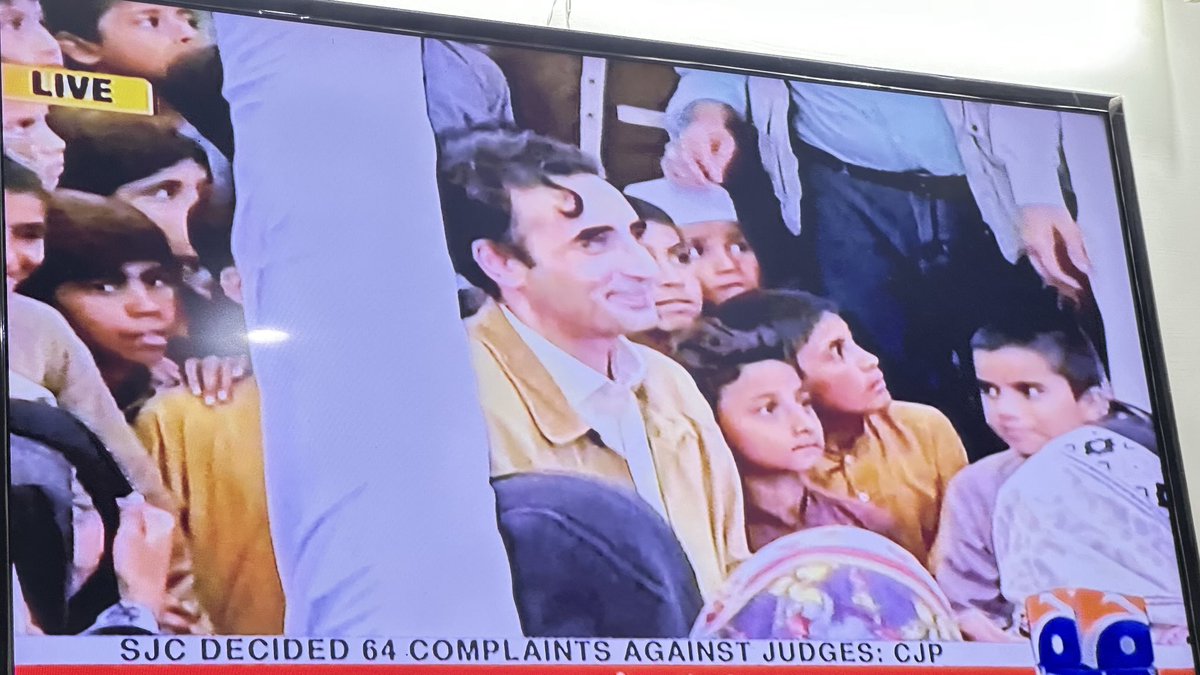 Chairman PPP <a href="/BBhuttoZardari/">BilawalBhuttoZardari</a> stood in solidarity with the flood affected communities of multan personally meeting victims to listen to their concerns and review ongoing relief efforts.  #BBZWithFloodVictims