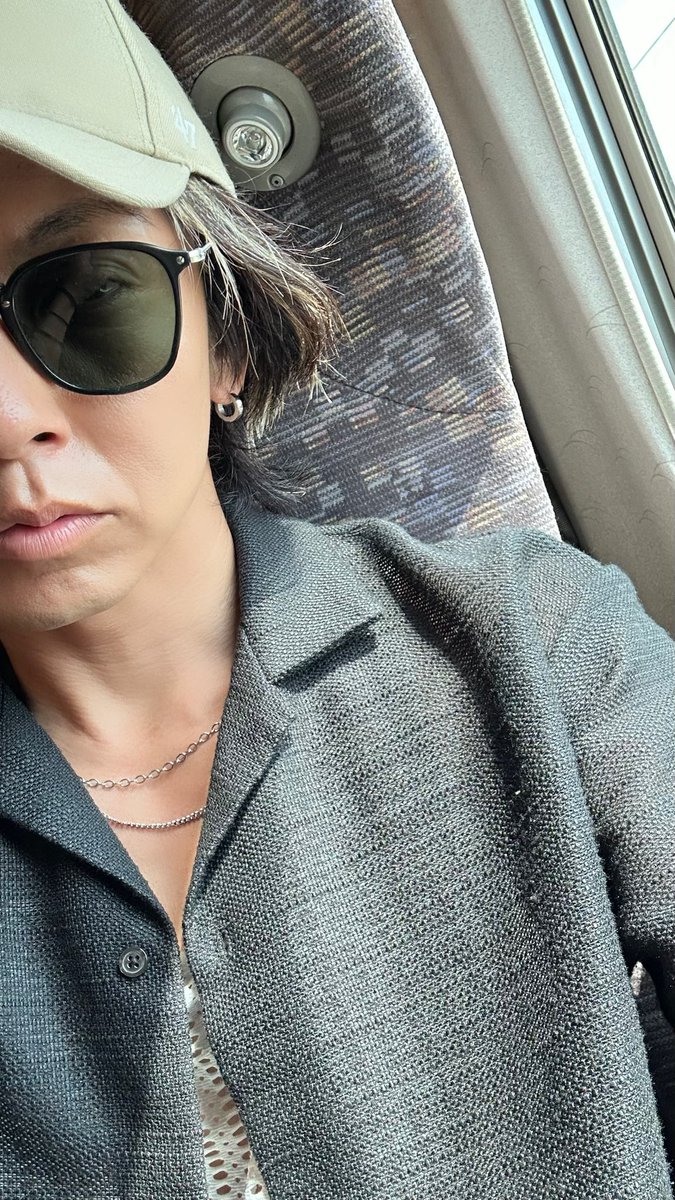 日帰り弾丸ってやつ。

席番号よく間違える。
今日も車掌さんに「隣の号車です」って
言われてん。