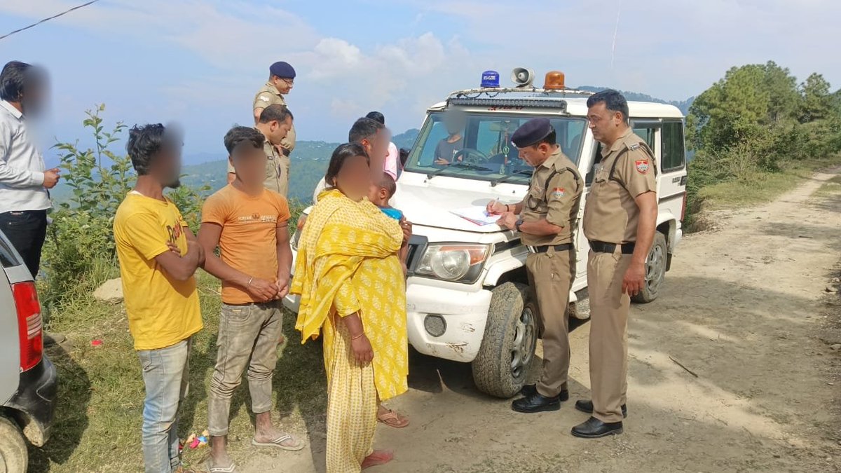 almorapolice's tweet image. #verification 
SSPअल्मोड़ा के निर्देशन में सत्यापन पर लापरवाही बरतने वालों पर लमगड़ा पुलिस का शिकंजा
📌बिना सत्यापन मजदूर रखने वाले03 ठेकेदारों का ₹15,000 का किया चालान मकान मालिकों,ठेकेदारों को सख्त हिदायत, बिना सत्यापन मजदूर/किरायेदार रखने वालों के विरूद्ध कार्यवाही की जायेगी