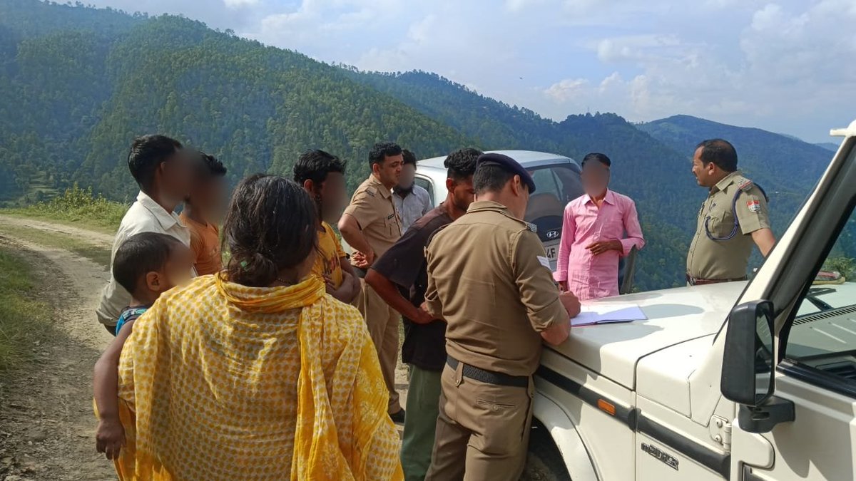 almorapolice's tweet image. #verification 
SSPअल्मोड़ा के निर्देशन में सत्यापन पर लापरवाही बरतने वालों पर लमगड़ा पुलिस का शिकंजा
📌बिना सत्यापन मजदूर रखने वाले03 ठेकेदारों का ₹15,000 का किया चालान मकान मालिकों,ठेकेदारों को सख्त हिदायत, बिना सत्यापन मजदूर/किरायेदार रखने वालों के विरूद्ध कार्यवाही की जायेगी