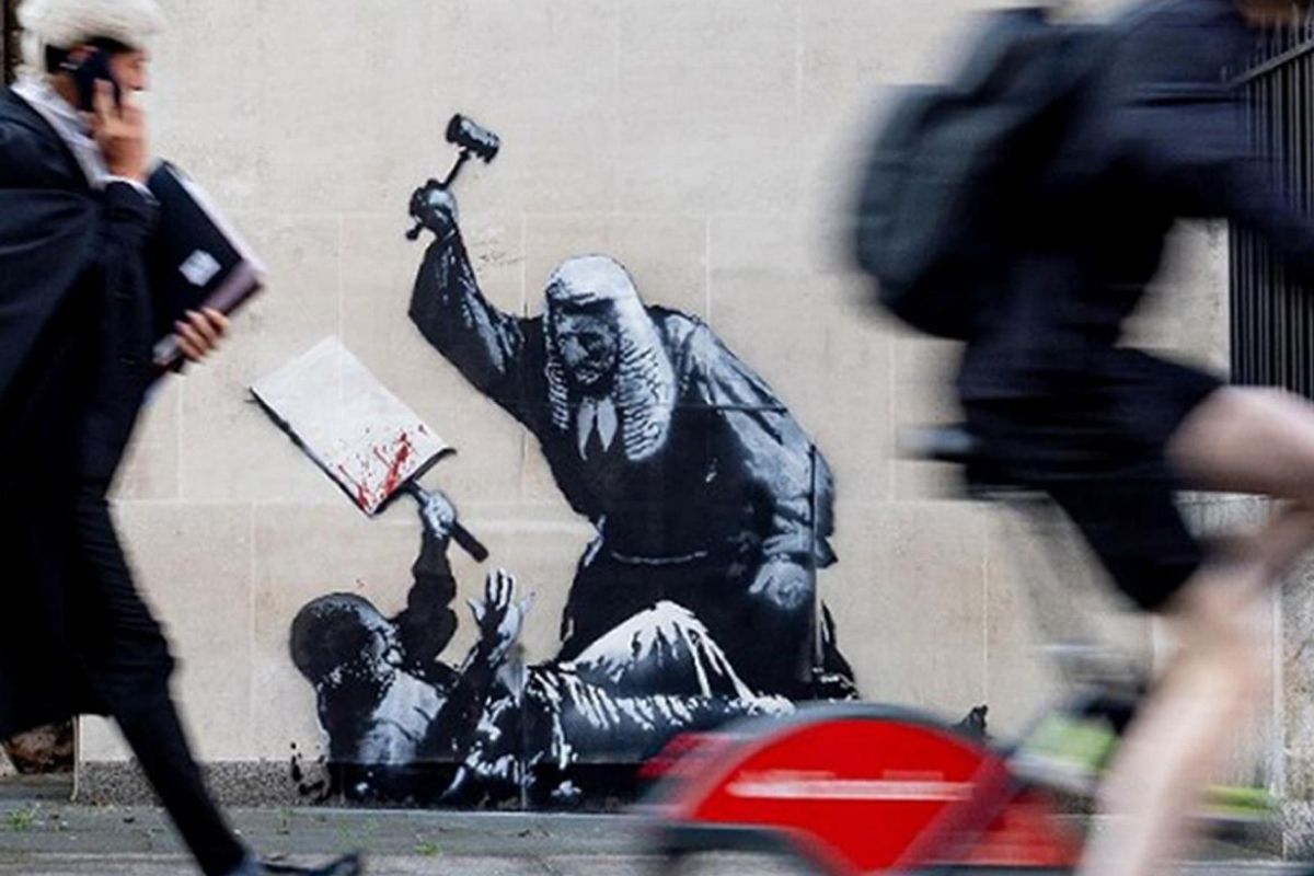 patronlar's tweet photo. Gizemli sanatçı Banksy bu kez de İngiltere Yüksek Mahkemesi duvarına resim çizdi

#dünya

https://t.co/iolYU1naYI https://t.co/lnetGAqpfu