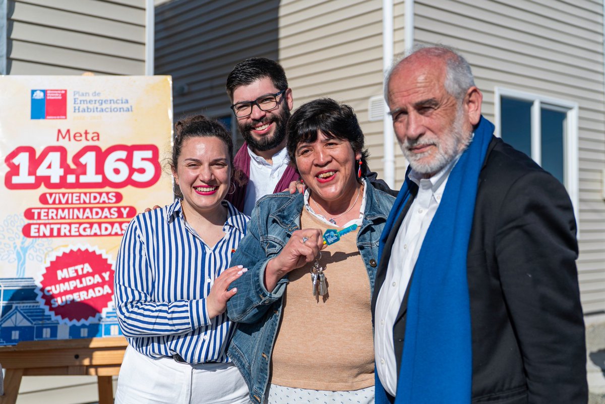 📍 ¡Cumplimos la meta! En la región alcanzamos el 100% del Plan de Emergencia Habitacional.

Delegada Paulina Muñoz junto al ministro de <a href="/Minvu/">MINVU - Chile</a> y autoridades regionales dieron a conocer esta buena noticia y entregaron 575 viviendas en #Purranque y #PuertoMontt.
