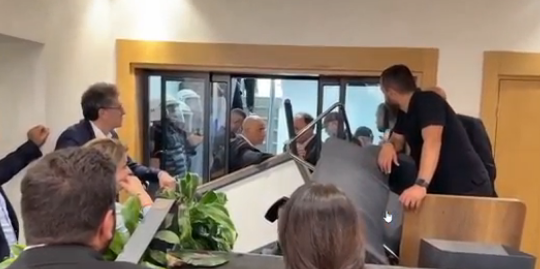 halaskaran_06's tweet photo. Eskiden üniversite rektörlükleri böyle olurdu. Solcu öğrenciler basardı. Şimdi partilere kadar yükseldi. https://t.co/w8hdZ1ebOX