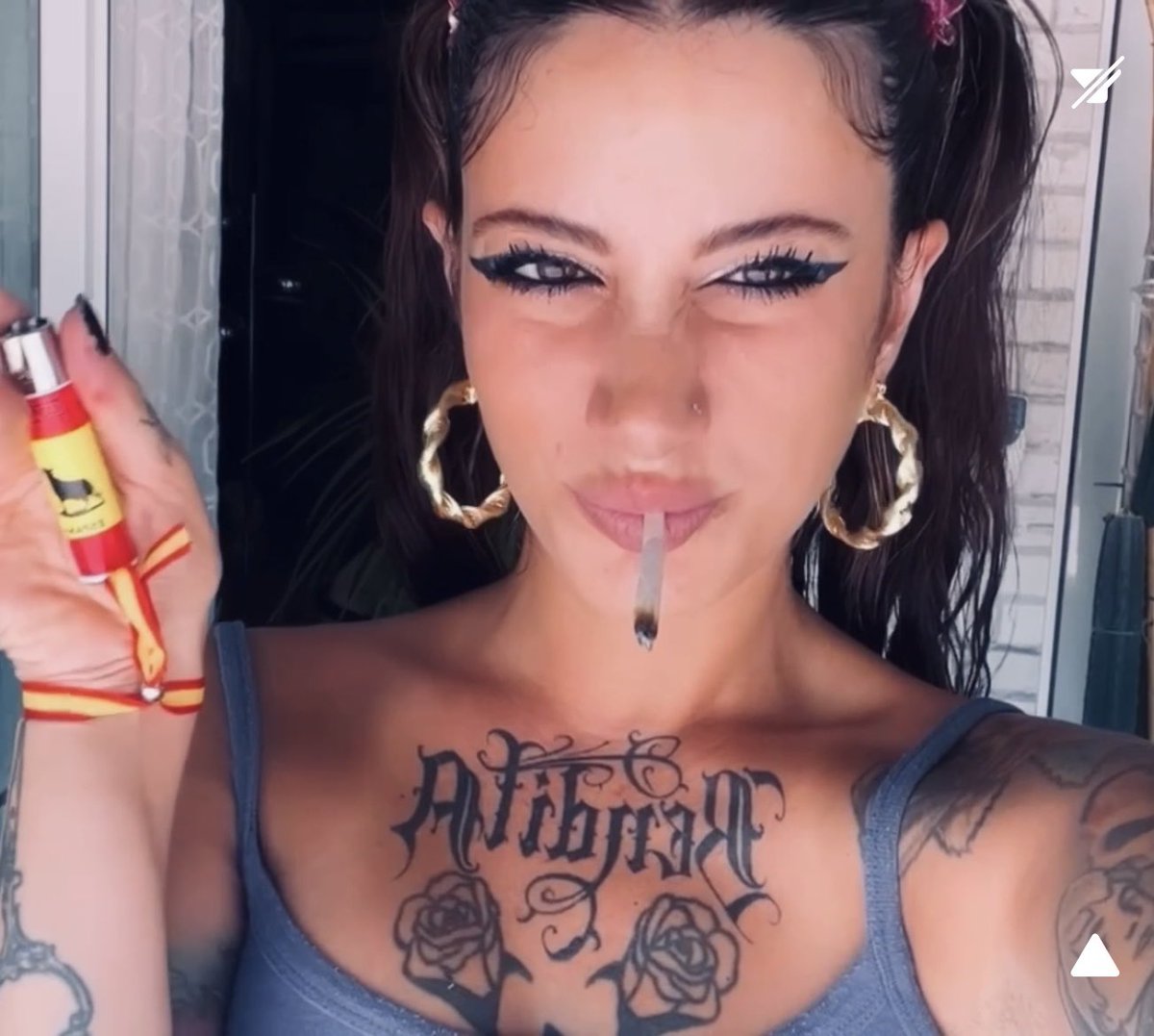 Yo, automáticamente, poniéndome la pulsera de España, el mechero de España y subiéndome a un toro de Osborne a cantar el himno. Gracias Pedro 🥰❤️🌹