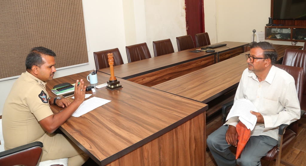 police_guntur's tweet image. // PGRS ఫిర్యాదుల పరిష్కారంపై ప్రత్యేక దృష్టి. – జిల్లా ఎస్పీ శ్రీ సతీష్ కుమార్, ఐపీఎస్ గారు.//
@APPOLICE100
@AndhraPradeshCM
@APDeputyCMO
@Anitha_TDP
#grivence
#ProblemResolution
#publicsafety
#CrimePrevention
#SmartPolicing
#womensafety
#PoliceOnDuty
#socialmediacell